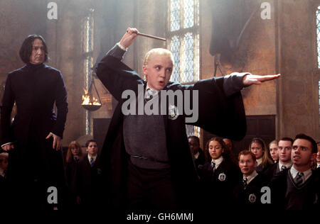 HARRY POTTER UND sterben KAMMER DES SCHRECKENS / Harry Potter und die Kammer der Geheimnisse GB 2002 / Chris Columbus Professor Serverus Snape (ALAN RICKMAN), Draco Malfoy (TOM FELTON)-Regie: Chris Columbus aka. Harry Potter und die Kammer des Schreckens Stockfoto