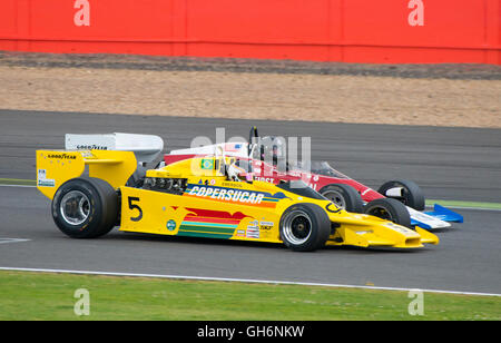 Ollie Hancock, Fittipaldi F5A und Doug Mockett, Penske PC3 FIA Masters historische Formel 1 Rennen, 2016 Silverstone Classic. Stockfoto