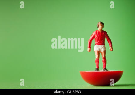 Subbuteo Fußballspieler mit rotem Trikot Stockfoto