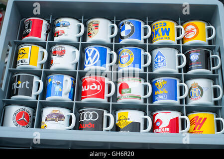 Automobilclubs Getränke Becher zum Verkauf an die 2016 Silverstone Classic Car Meeting in Northamptonshire, England, UK Stockfoto