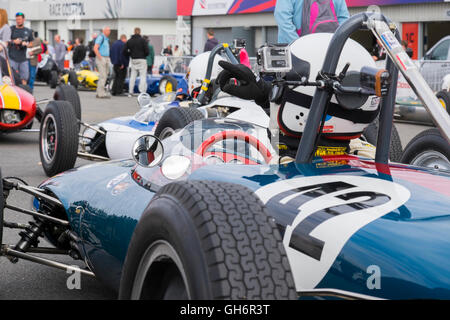 Formel Junior Rennwagen aufgereiht im Fahrerlager bei der 2016 Silverstone Classic Veranstaltung, England, UK Stockfoto