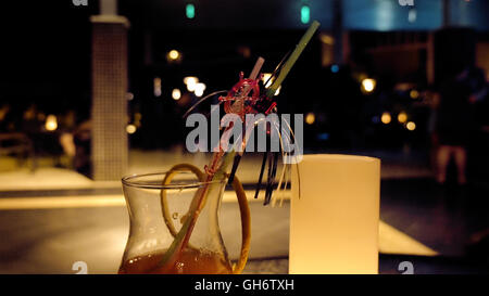 Glas, gefüllt mit alkoholischer Getränke auf dem Tisch Stockfoto