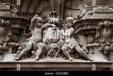 Eine Skulptur ist ein architektonisches Detail an einem alten Wohnhaus Fassade. Stockfoto