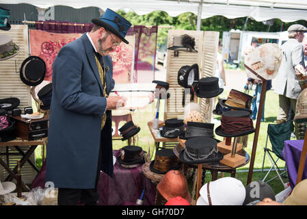 Markt-Stall-Inhaber bei Papplewick Pumpen Stationen Steam Punk-event Stockfoto