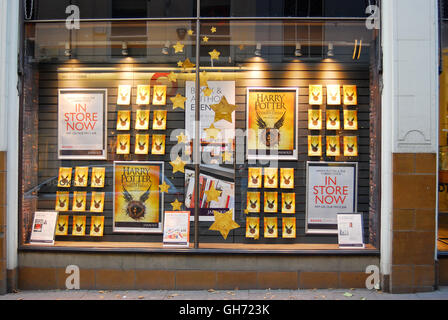 Eine Buchhandlung-Fenster zeigt Werbung für das neueste Buch der Harry Potter-Reihe Stockfoto