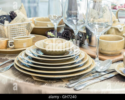 Set mit leeren, keramisch beschichteten Gerichten auf einer