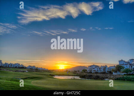 HDR auf den Sonnenuntergang hinter den Bergen bei Hacienda Riquelme Golf Resort, Murcia, Spanien Stockfoto