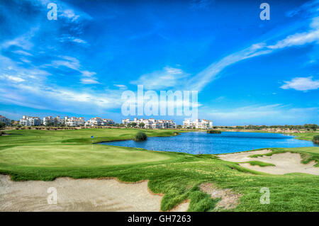 HDR-Blick auf das 18. Green, Bunker und Wasser Gefahr bei Hacienda Riquelme Golf Resort, Murcia, Spanien Stockfoto