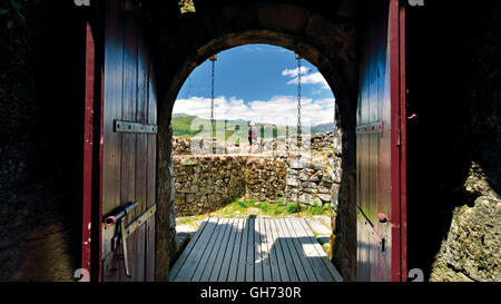 Portugal, Nationalpark Peneda-Geres: Mittelalterliche Tür des Schlosses Lindoso mit Frau genießen die Aussicht von den Burgmauern Stockfoto
