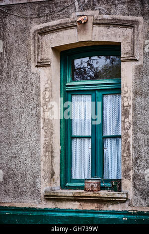 Eines der Fenster des alten Restaurants "The Station" in Gouin, Buenos Aires, Argentinien. Stockfoto