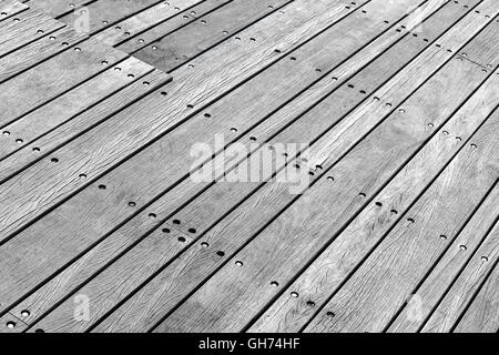 Grauer Fußboden aus Holzbrettern, Hintergrundfoto mit Perspektive-Effekt Stockfoto