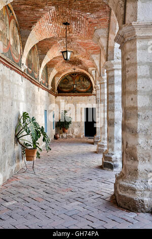 Flur, Bögen und Säulen, Anfänger Kloster Monasterio de Santa Catalina (Kloster der Hl. Katharina), Arequipa, Peru Stockfoto