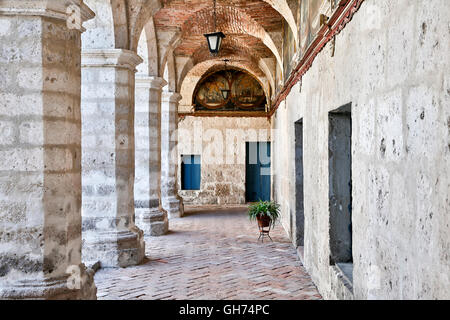 Flur, Bögen und Säulen, Anfänger Kloster Monasterio de Santa Catalina (Kloster der Hl. Katharina), Arequipa, Peru Stockfoto