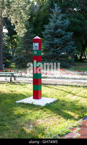 Grenze-Denkmal in der sowjetischen Zeit im öffentlichen Park, Orenburg Stockfoto