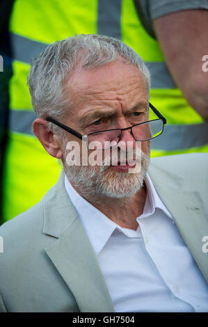 Labour-Partei Führer Jeremy Corbyn wartet seine Anhänger in Bristol während einer Wiederwahl-Kampagne-Rallye ansprechen. Stockfoto