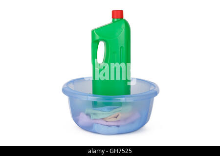 Bunte Waschmittel Plastikflasche, Wäschekorb mit Kleidung und Handtücher, isoliert auf weißem Hintergrund. Stockfoto
