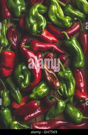 Hintergrund der bunten rote und grüne Paprika über hölzerne Hintergrund Stockfoto