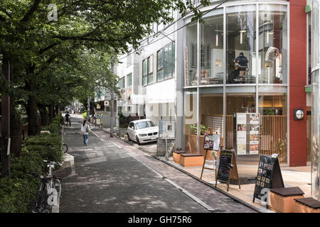 Menschen schlendern Sie vorbei an Geschäften im Bereich Nakameguro von Tokio, Japan Stockfoto