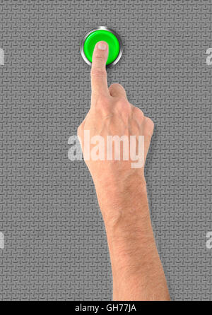 Ein Mann, eine große grüne Start-Stop-Alarm-Taste mit dem Finger drücken Stockfoto