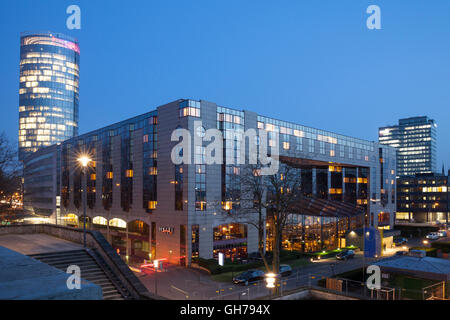 Geographie/Reisen, Deutschland, Nordrhein-Westfalen, Rheinland, Köln, Deutz, Triangle Tower, Hotel Hyatt, Blaue Stunde, Additional-Rights - Clearance-Info - Not-Available Stockfoto