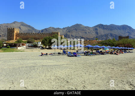 FRANGOKASTELLO, Kreta - 3. Juli 2016: Touristen entspannen am Strand neben der Burg in Frangokastelo, Süd-Kreta. Besucher taub Stockfoto