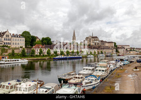 Ansicht der Abtei von Saint-Germain in Auxerre und Fluss Yonne, Burgund, Frankreich. Stockfoto