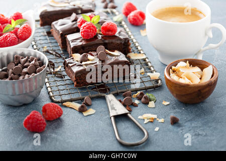 Brownies auf ein Kuchengitter Stockfoto