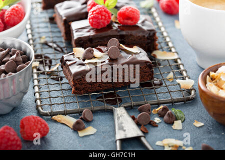 Brownies auf ein Kuchengitter Stockfoto