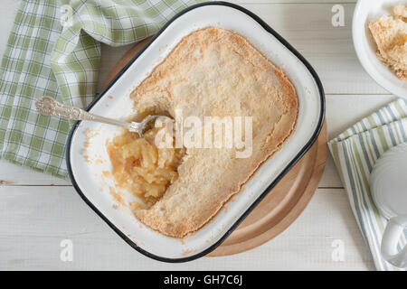 Hausgemachter Apfelkuchen oder Apfel Schuster Top-down-Ansicht Stockfoto