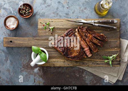 Ribeye Steak auf einer Cutting Board Draufsicht Stockfoto