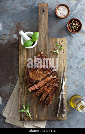 Ribeye Steak auf einer Cutting Board Draufsicht Stockfoto