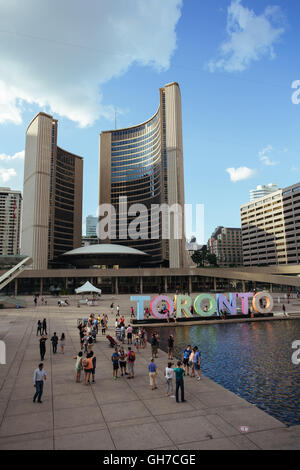 Nathan Phillips Square Toronto Rathaus im Hintergrund Stockfoto