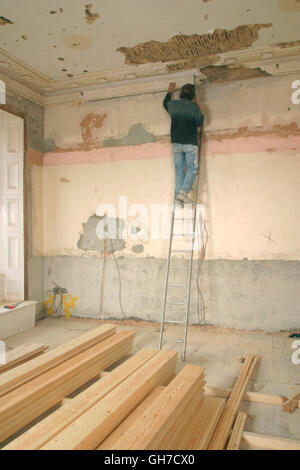 Immobilien-Entwickler Arbeiter arbeiten an der Sanierung des alten Hauses. Stockfoto