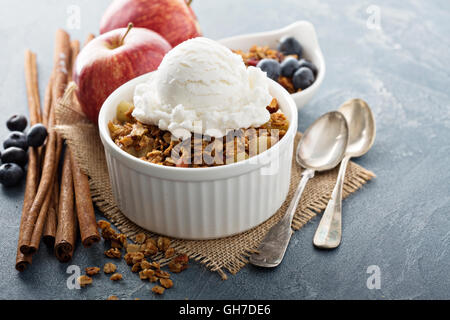 Apple Crisp mit Vanilleeis Stockfoto