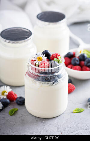 Frische hausgemachte Joghurt in kleinen Gläsern Stockfoto