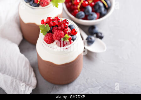 Schokoladenpudding mit Sahne und frischen Beeren Stockfoto