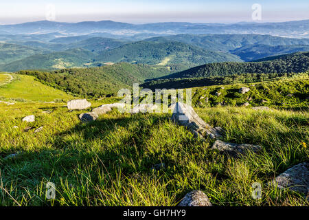 Berglandschaft mit Steinen Verlegung unter dem Rasen auf der Bergseite Stockfoto