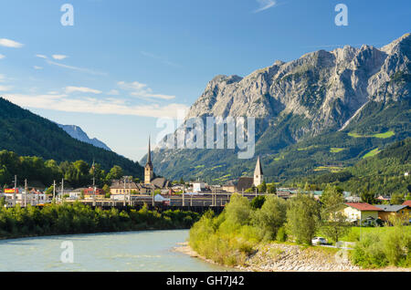 Bischofshofen: Schauen Sie sich Bischofshofen am Fluss Salzach, Tennengebirge, Österreich, Salzburg, Pongau Stockfoto