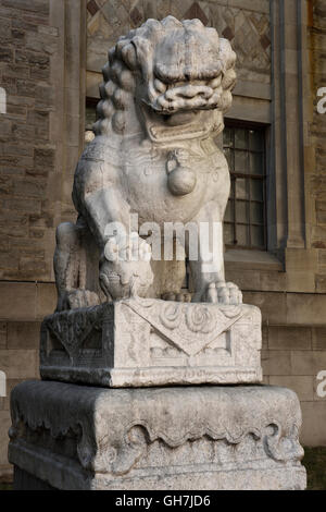 Männlichen Vormund Löwe mit Pfote auf Globus aus China der Qing-Dynastie an der ROM-Toronto Stockfoto