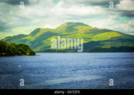 Schöne Landschaft am Loch Lomond See in Luss, Argyll & Bute in Schottland, Großbritannien Stockfoto