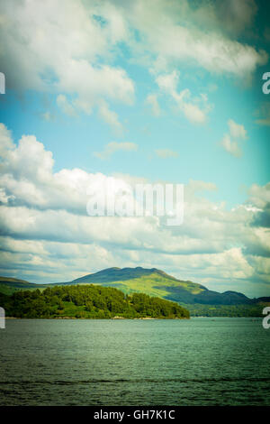 Wunderschöne Landschaft des Loch Lomond Sees in Luss, Argyll & Bute in Schottland, Großbritannien Stockfoto