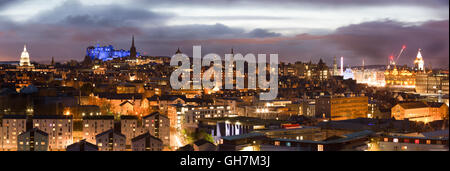 Panoramablick auf Edinburgh Castle und die Altstadt bei Nacht Stockfoto