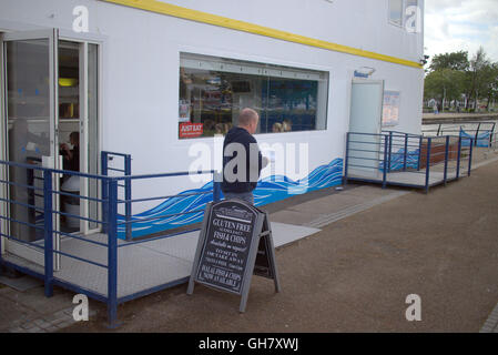 Clydebank, Glasgow, Schottland, UK 8. August 2016 auch die Tier-und Pflanzenwelt Essen bei den Chippy am McMonagles der weltweit ungewöhnlichsten Fisch ' n ' Chip-Shop ist das Schiff "Debra Rose". Die Schwäne bevorzugen das Segel durch Auftragsfenster, während die Möwen eine Tabelle nehmen. Die Räumlichkeiten des ersten Segels durch Fisch und Chips Restaurant Service-Fenster ein Segel vergangen und jetzt bekommt ein neues Gesicht, wie es seinen Erfolg weiter. Ungewöhnlicher Anblick eines großen speziell angefertigten Schiffs, das ein Restaurantbesucher Überraschungen ist, wie Sie Clydebank auf den Forth und Clyde Kanal Weg und Zyklus RV7 NCN eingeben. Bildnachweis: Gerard Fähre/Alamy Live-Nachrichten Stockfoto