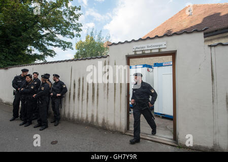 Regensburg, Deutschland. 8. August 2016. Polizisten stehen vor der Pfarrkirche Hall von St. Emmeram, wo Flüchtlinge in Regensburg, Deutschland, 8. August 2016 lebten. Für fünf Wochen, die Flüchtlinge, mit Hilfe von der Kirche für ihr Recht gezeigt haben zu bleiben - hat am Montag Gemeindesaal von der Polizei geräumt wurde. Foto: ARMIN WEIGEL/Dpa/Alamy Live-Nachrichten Stockfoto