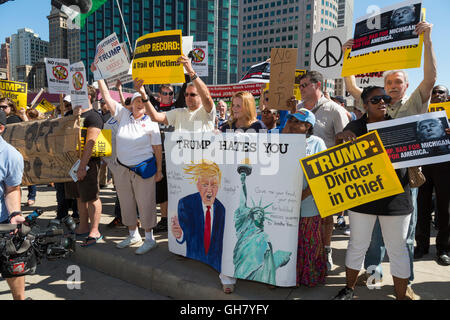 Detroit, Michigan, USA. 8. August 2016. Arbeit und Gemeinschaft Aktivisten protestieren einen Auftritt von republikanische Präsidentschaftskandidat Donald Trump im Detroit Economic Club. Bildnachweis: Jim West/Alamy Live-Nachrichten Stockfoto