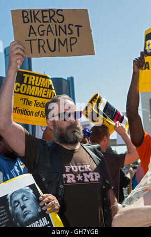 Detroit, Michigan, USA. 8. August 2016. Arbeit und Gemeinschaft Aktivisten protestieren einen Auftritt von republikanische Präsidentschaftskandidat Donald Trump im Detroit Economic Club. Bildnachweis: Jim West/Alamy Live-Nachrichten Stockfoto