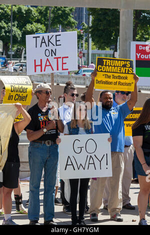 Detroit, Michigan, USA. 8. August 2016. Arbeit und Gemeinschaft Aktivisten protestieren einen Auftritt von republikanische Präsidentschaftskandidat Donald Trump im Detroit Economic Club. Bildnachweis: Jim West/Alamy Live-Nachrichten Stockfoto