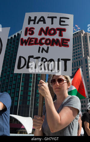 Detroit, Michigan, USA. 8. August 2016. Arbeit und Gemeinschaft Aktivisten protestieren einen Auftritt von republikanische Präsidentschaftskandidat Donald Trump im Detroit Economic Club. Bildnachweis: Jim West/Alamy Live-Nachrichten Stockfoto