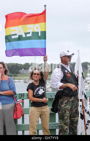 Osterville, Massachusetts, USA. 6. August 2016. Ein Demonstrant hält eine Regenbogenfahne Frieden an einer Rallye gegnerischen Präsidentschaftskandidat Donald Trump, in der Nähe eine Spendenaktion Geschäftsmann, den William Koch für Trump gehostet wird. Bildnachweis: Susan Pease/Alamy Live-Nachrichten Stockfoto