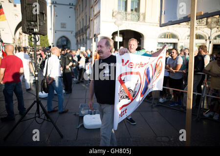 Am Montag, den 8. August marschierten die rassistische PEGIDA-Bewegung noch einmal durch München. 8. August 2016. Da die Demonstration zum Karlsplatz, Stachus gegen Demonstranten versucht, den Käfig zu blockieren zurückgegeben. Nach diesem Aufstand Polizei Tackeld ein Zuschauer liefen sie in. © Michael Trammer/ZUMA Draht/Alamy Live-Nachrichten Stockfoto